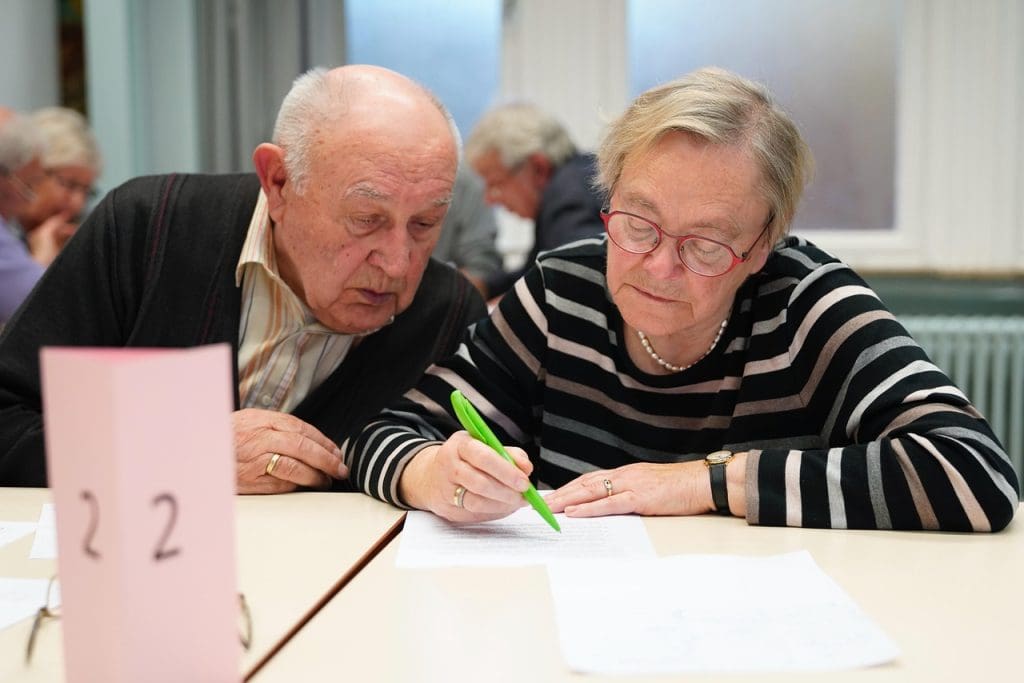 2 people in a quiz